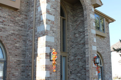 Example of a classic exterior home design in Omaha