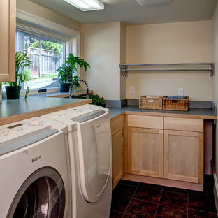 シアトルのトランジショナルスタイルのおしゃれなランドリールーム (淡色木目調キャビネット、左右配置の洗濯機・乾燥機) の写真