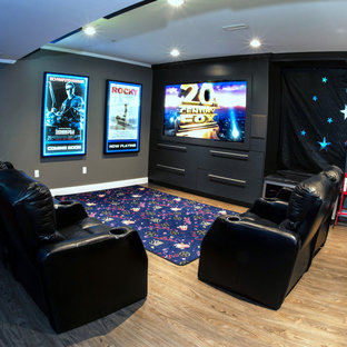 Aménagement d'une salle de cinéma moderne de taille moyenne et ouverte avec un mur gris, un sol en linoléum et un téléviseur encastré.
