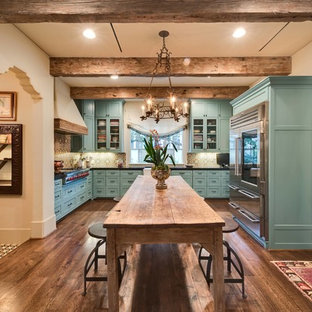 Foto de cocina en L, mediterránea, de tamaño medio, abierta, con fregadero sobremueble, armarios estilo shaker, puertas de armario azules, encimera de granito, salpicadero multicolor, salpicadero de azulejos de cemento, electrodomésticos de acero inoxidable, suelo de madera oscura y una isla