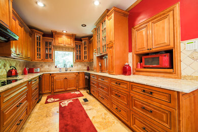 Kitchen - traditional kitchen idea in Atlanta
