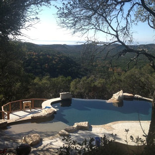 オースティンの中サイズのキドニーシェイプモダンスタイルのおしゃれなプール (噴水、デッキ材舗装) の写真