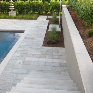 Mittelgroßer Asiatischer Pool hinter dem Haus in rechteckiger Form mit Natursteinplatten in New York