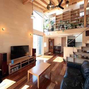 他の地域の北欧スタイルのおしゃれなLDK (ベージュの壁、濃色無垢フローリング、据え置き型テレビ、茶色い床) の写真