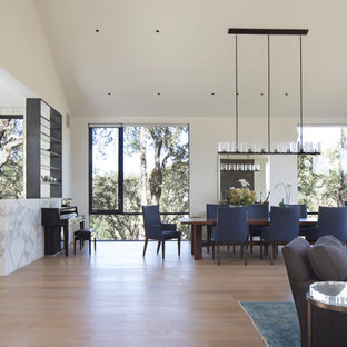 サンルイスオビスポの広いモダンスタイルのLDKの画像 (白い壁、淡色無垢フローリング、ベージュの床)