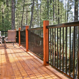 バンクーバーの中サイズのおしゃれな裏庭のデッキ (日よけなし) の写真