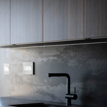 Kitchen sink and faucet with Dekton backsplash