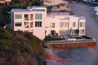 Inspiration for a contemporary exterior home remodel in Los Angeles