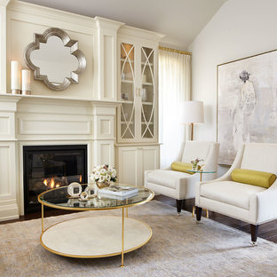 Bild på ett stort funkis separat vardagsrum, med vita väggar, en standard öppen spis, ett finrum, mörkt trägolv och en spiselkrans i trä