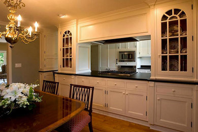 Example of a kitchen design in Orange County