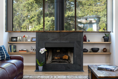 Example of an eclectic living room design in San Francisco