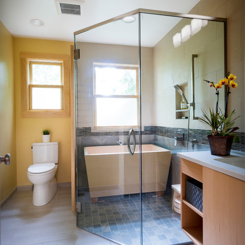 Salle De Bain Avec Des Portes De Placard En Bois Clair Et Du