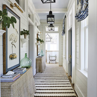 Foto på en maritim hall, med vita väggar