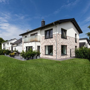 Mittelgroßes, Zweistöckiges Modernes Einfamilienhaus mit Mix-Fassade und Satteldach in Hannover