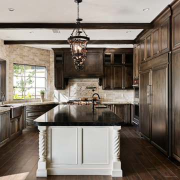Grand Traditional chefs' kitchen in Mountain View Calabasas