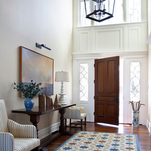 ニューヨークの中サイズの片開きドアトラディショナルスタイルのおしゃれな玄関ロビー (白い壁、濃色無垢フローリング、濃色木目調のドア) の写真