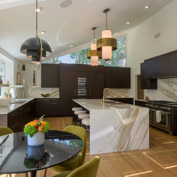 Modern Kitchen and Breakfast Area