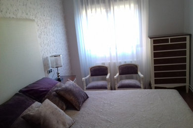Foto de dormitorio principal tradicional renovado de tamaño medio con paredes grises y suelo de madera en tonos medios