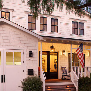 Zweistöckiges, Weißes Klassisches Haus mit Holzfassade in San Francisco