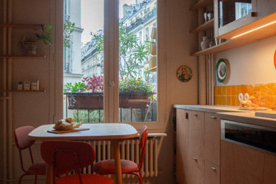 パリにあるミッドセンチュリースタイルのおしゃれなキッチンの写真