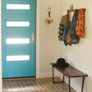 Inspiration för små eklektiska ingångspartier, med vita väggar, marmorgolv, en enkeldörr och en blå dörr