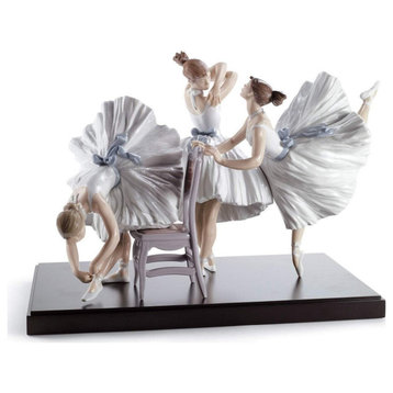 Lladro Backstage Ballet Figurine 01008476