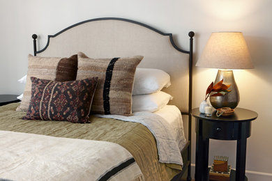 サンフランシスコにある小さな地中海スタイルのおしゃれな主寝室 (白い壁、無垢フローリング、茶色い床) のインテリア