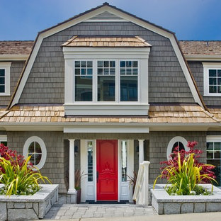 シアトルのヴィクトリアン調のおしゃれな二階建ての家 (木材サイディング、グレーの外壁) の写真