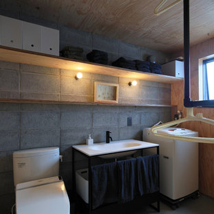 他の地域のコンテンポラリースタイルのおしゃれなランドリールーム (マルチカラーの壁、グレーの床) の写真