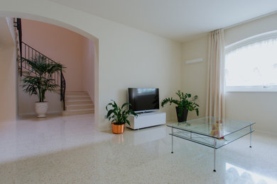 Ispirazione per un soggiorno chic di medie dimensioni e stile loft con pareti bianche, pavimento in marmo, nessun camino e TV autoportante