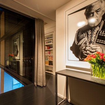 Dramatic Floor To Ceiling Glass Foyer