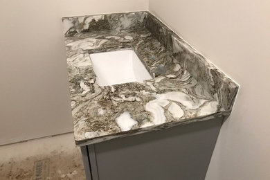 Imagen de cuarto de baño moderno con encimera de granito