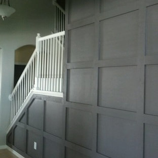 Bild på en mellanstor vintage hall, med grå väggar, heltäckningsmatta och brunt golv