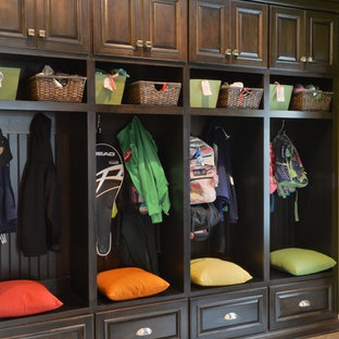 ミルウォーキーの中サイズのトラディショナルスタイルのおしゃれなマッドルーム (緑の壁、セラミックタイルの床) の写真