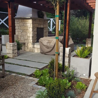 Geometrischer, Mittelgroßer, Halbschattiger Klassischer Garten hinter dem Haus mit Kamin und Natursteinplatten in Orange County