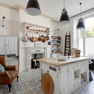 Idéer för ett shabby chic-inspirerat kök, med träbänkskiva och en köksö