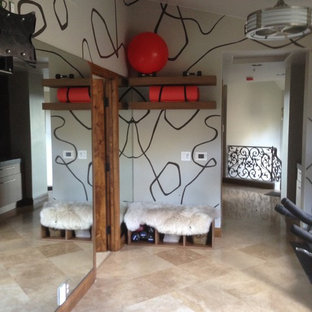 サンディエゴの中サイズのコンテンポラリースタイルのおしゃれな多目的ジム (トラバーチンの床、ベージュの壁) の写真