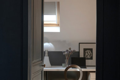 Diseño de despacho contemporáneo pequeño con paredes grises, suelo de madera clara, escritorio independiente, suelo marrón, vigas vistas y papel pintado