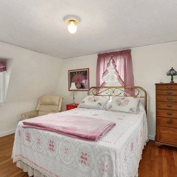 Lovely Older 1930s Colonial w/Good Bones in Marblehead