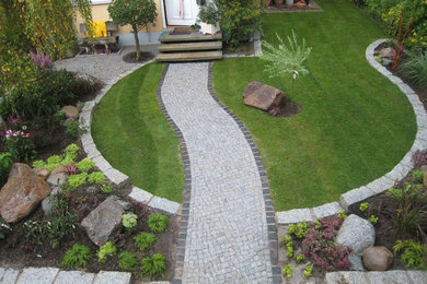 Geometrischer, Mittelgroßer Moderner Garten im Frühling mit direkter Sonneneinstrahlung und Pflastersteinen in Berlin
