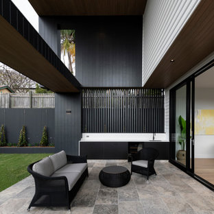 Mittelgroßer, Gefliester, Überdachter Moderner Patio hinter dem Haus mit Outdoor-Küche in Brisbane