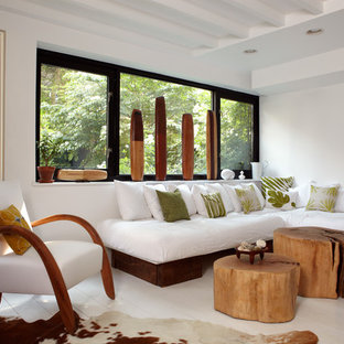 Imagen de sótano con puerta costero, de tamaño medio, sin chimenea, con paredes blancas, suelo de madera pintada y suelo blanco