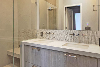 Идея дизайна: маленькая главная ванная комната в современном стиле с фасадами с утопленной филенкой, светлыми деревянными фасадами, душем в нише, унитазом-моноблоком, белой плиткой, плиткой из листового камня, белыми стенами, мраморным полом, врезной раковиной, мраморной столешницей, белым полом, душем с распашными дверями, белой столешницей, сиденьем для душа, тумбой под две раковины, встроенной тумбой и сводчатым потолком для на участке и в саду
