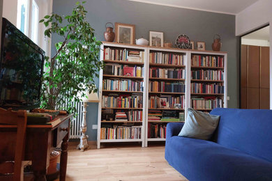 Idee per un soggiorno classico con parquet chiaro e pavimento beige