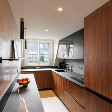 Élégance Parisienne : Une Cuisine en Noyer et Granit Marbré