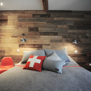 Inspiration pour une chambre chalet avec un mur blanc, un sol en bois brun et un sol gris.