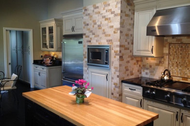 Example of a transitional kitchen design in Los Angeles