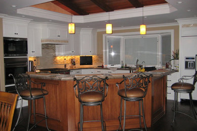 Kitchen - traditional kitchen idea in Los Angeles