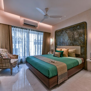 Esempio di una camera da letto etnica con pareti beige, pavimento in marmo e pavimento bianco