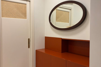 Esempio di un piccolo ingresso o corridoio boho chic con pareti bianche, pavimento in cemento, pavimento multicolore e soffitto ribassato